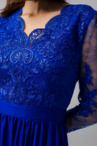 Abito lungo svasato blu elettrico Moda-Mania con spacco laterale e corpetto in tulle ricamato, vestito elegante e raffinato.