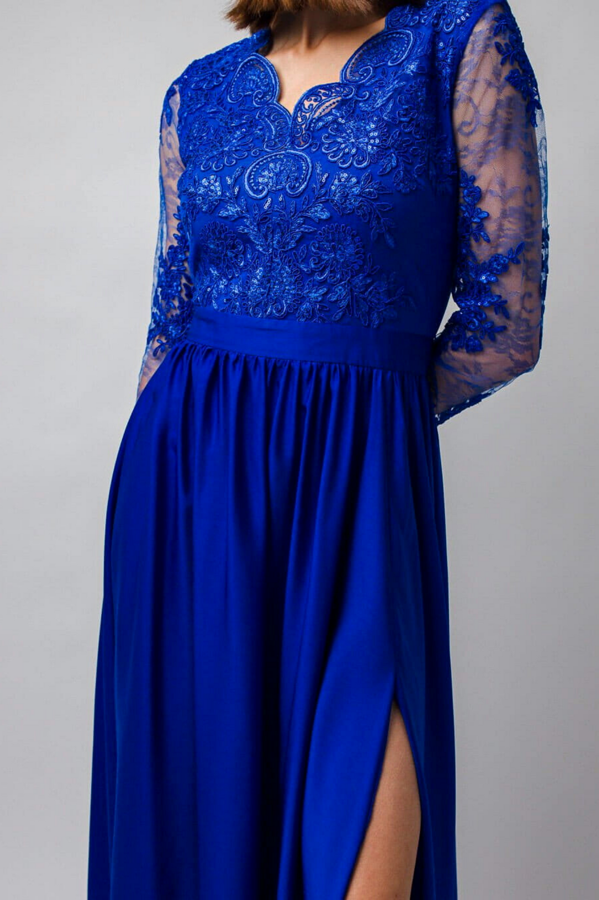 Abito lungo svasato blu elettrico Moda-Mania con spacco laterale e corpetto in tulle ricamato, elegante e femminile.