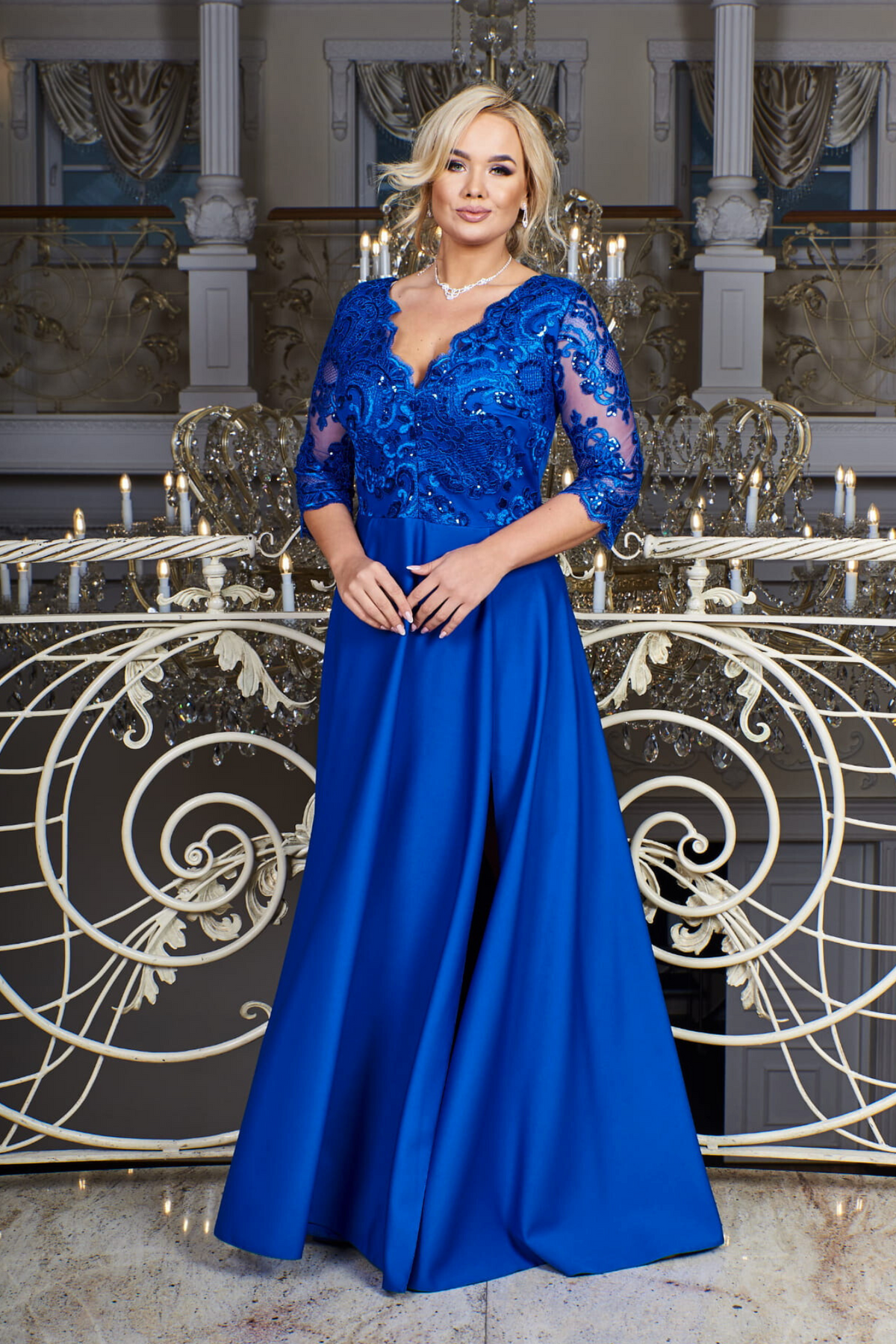 Abito lungo svasato blu elettrico Moda-Mania per donne curvy, maniche tre quarti e corpetto ricamato, elegante e femminile.