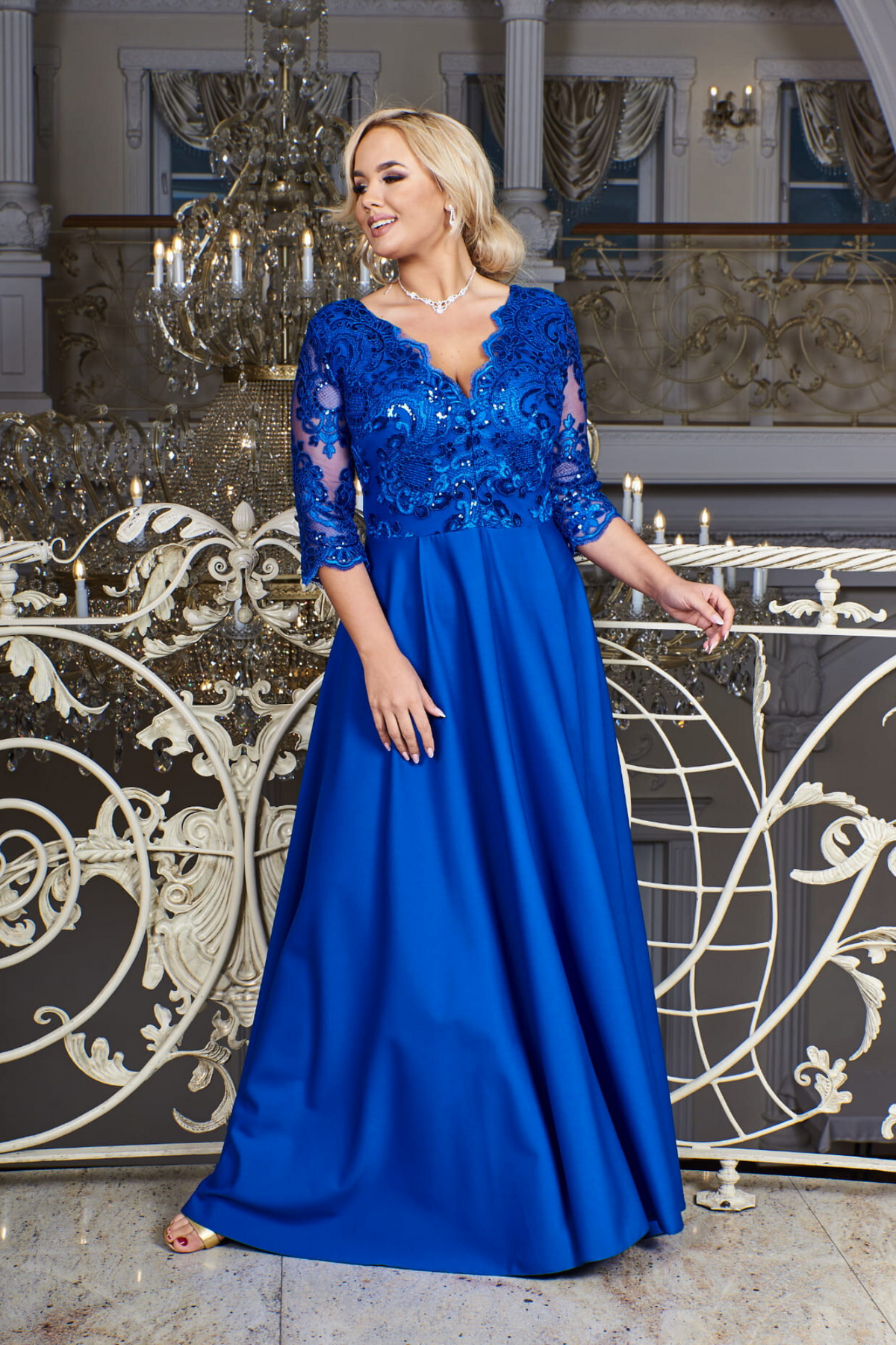 Abito lungo svasato blu elettrico per donne curvy, maniche tre quarti e corpetto ricamato, moda elegante e femminile.