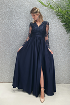 Abito lungo svasato blu notte Moda-Mania con spacco laterale e corpetto in tulle ricamato, elegante e raffinato.