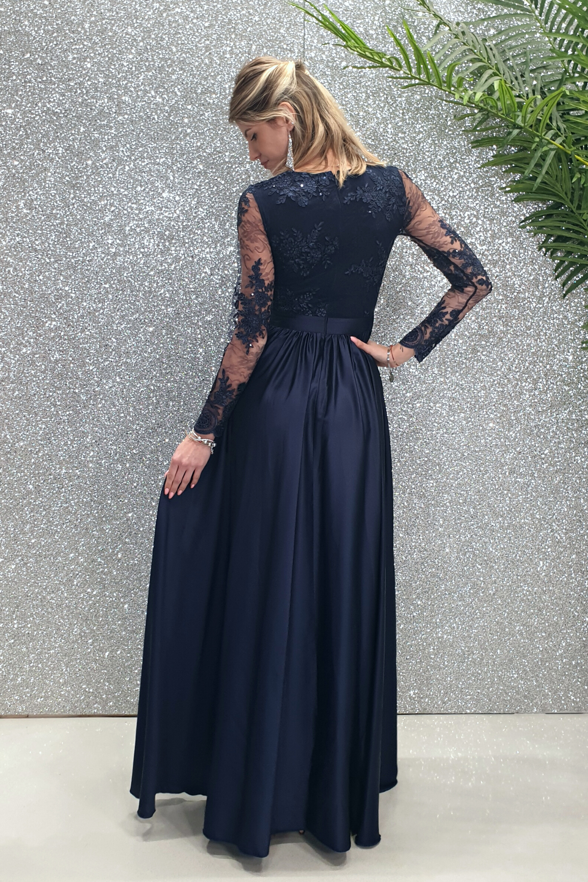 Abito lungo svasato blu notte con spacco laterale e corpetto in tulle ricamato, Moda-Mania, dettaglio dell'abito elegante.