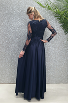 Abito lungo svasato blu notte con spacco laterale e corpetto in tulle ricamato, Moda-Mania, dettaglio dell'abito elegante.