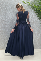 Abito lungo svasato blu notte con spacco laterale e corpetto in tulle ricamato, moda-mania, elegante e raffinato.