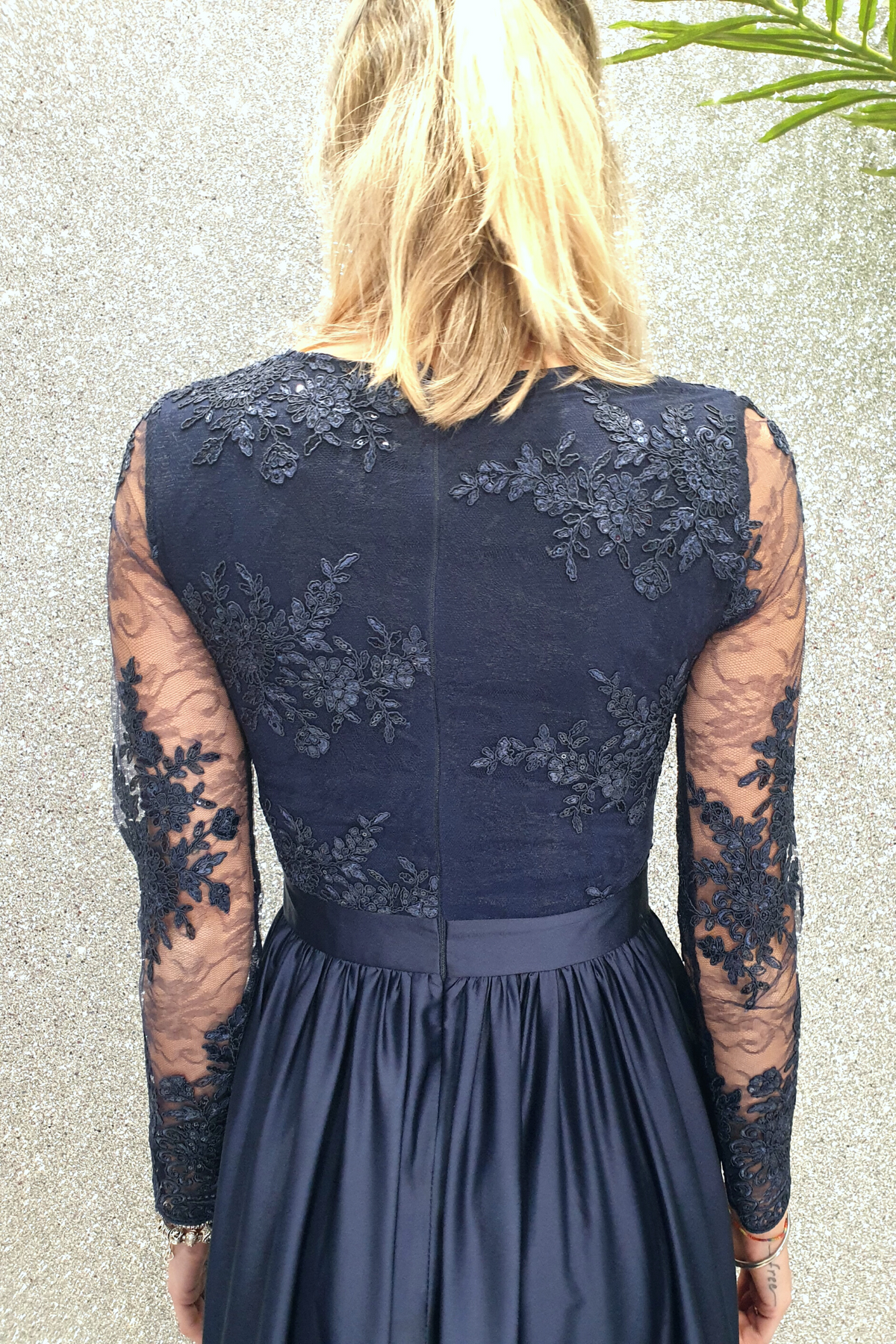 Abito lungo svasato blu notte con spacco laterale e corpetto in tulle ricamato, moda-mania, abiti lunghi elegante e raffinato
