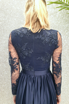 Abito lungo svasato blu notte con spacco laterale e corpetto in tulle ricamato, moda-mania, abiti lunghi elegante e raffinato