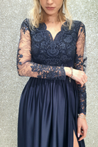 Abito lungo svasato blu notte con spacco laterale e corpetto in tulle ricamato, Moda-Mania, elegante e raffinato.