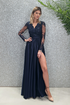 Abito lungo svasato blu notte Moda-Mania con spacco laterale e corpetto in tulle ricamato, elegante e sofisticato.