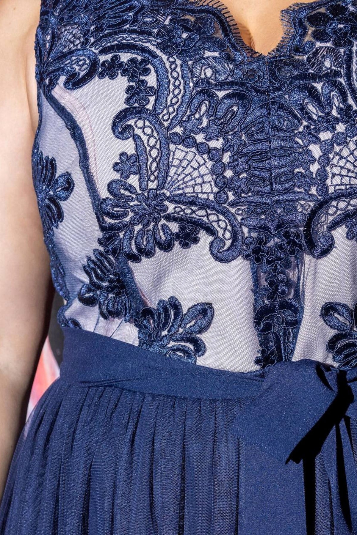 Abito lungo svasato blu notte Moda-Mania con corpetto ricamato a V e gonna in tulle per donne curvy.