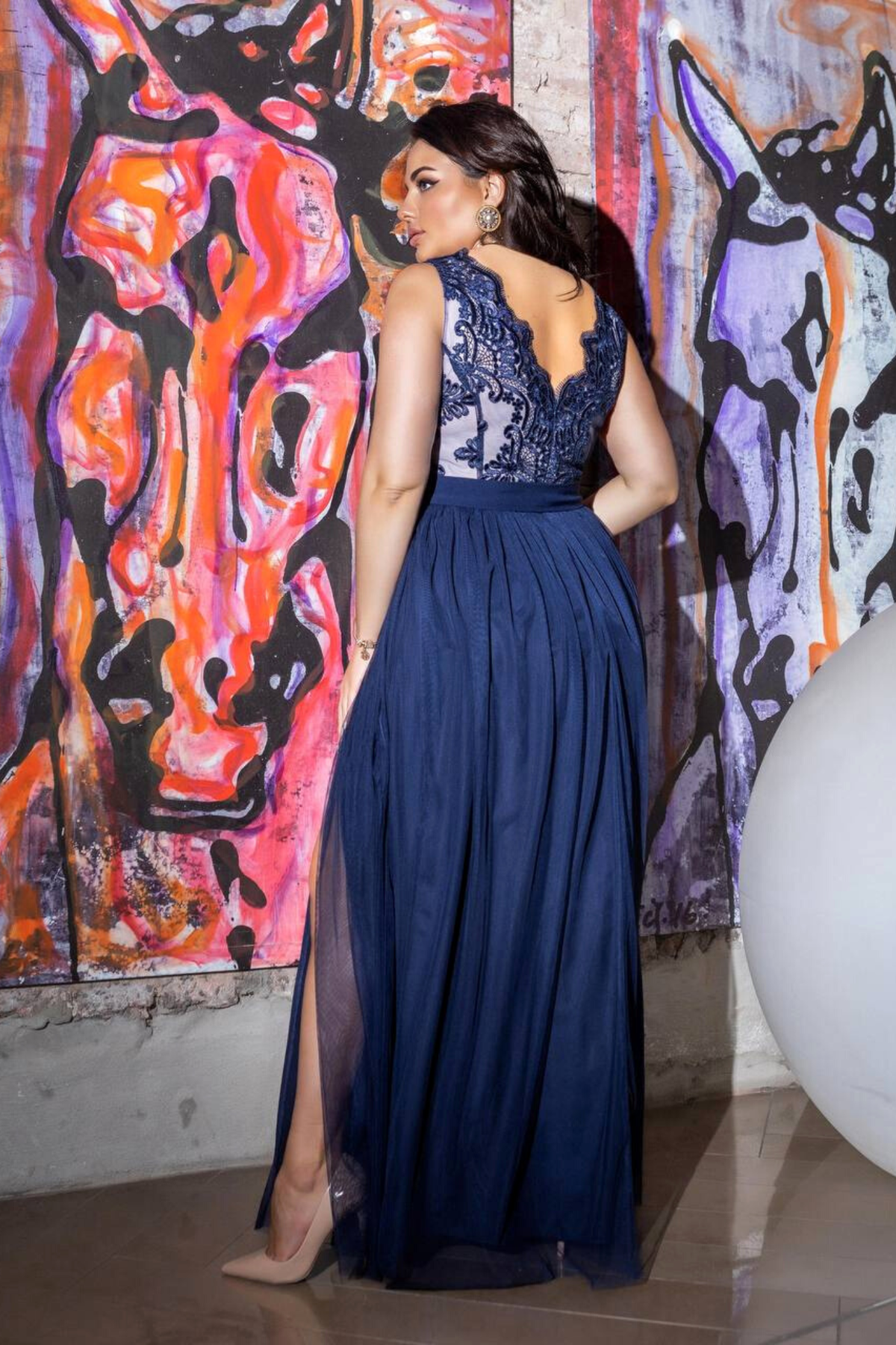 Abito lungo svasato blu notte Moda-Mania con corpetto ricamato a V e gonna in tulle, per donne curvy, elegante e raffinato.