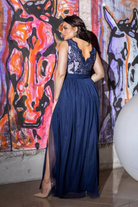 Abito lungo svasato blu notte Moda-Mania con corpetto ricamato a V e gonna in tulle, per donne curvy, elegante e raffinato.