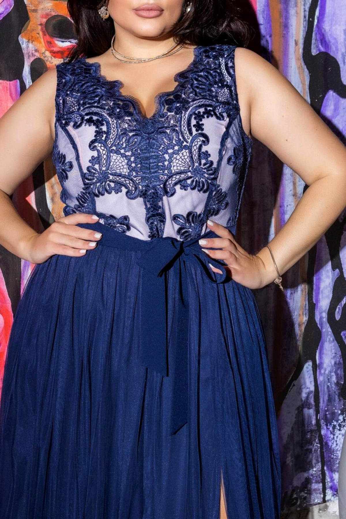 Abito lungo svasato blu notte Moda-Mania con corpetto ricamato a V e gonna in tulle, donna curvy elegante e femminile.