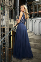 Abito lungo svasato blu notte Moda-Mania con corpetto ricamato a V e gonna in tulle, ideale per donne curvy.