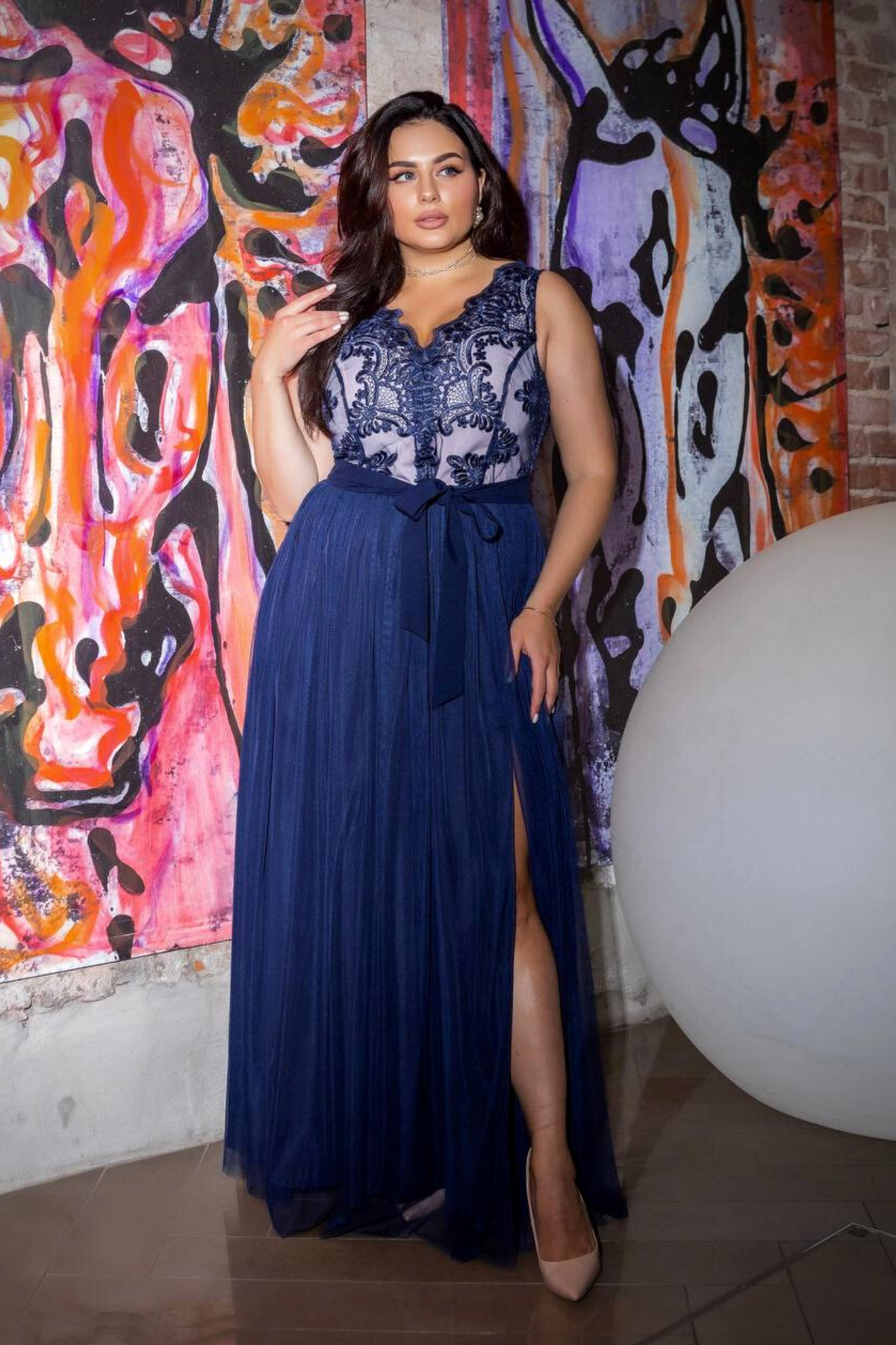 Abito lungo svasato blu notte Moda-Mania per donne curvy, con corpetto ricamato a V e gonna in tulle elegante.