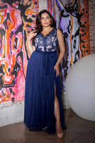 Abito lungo svasato blu notte Moda-Mania per donne curvy, con corpetto ricamato a V e gonna in tulle elegante.