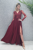 Abito lungo svasato bordeaux con spacco laterale e corpetto in tulle ricamato, moda-Mania, elegante e femminile.