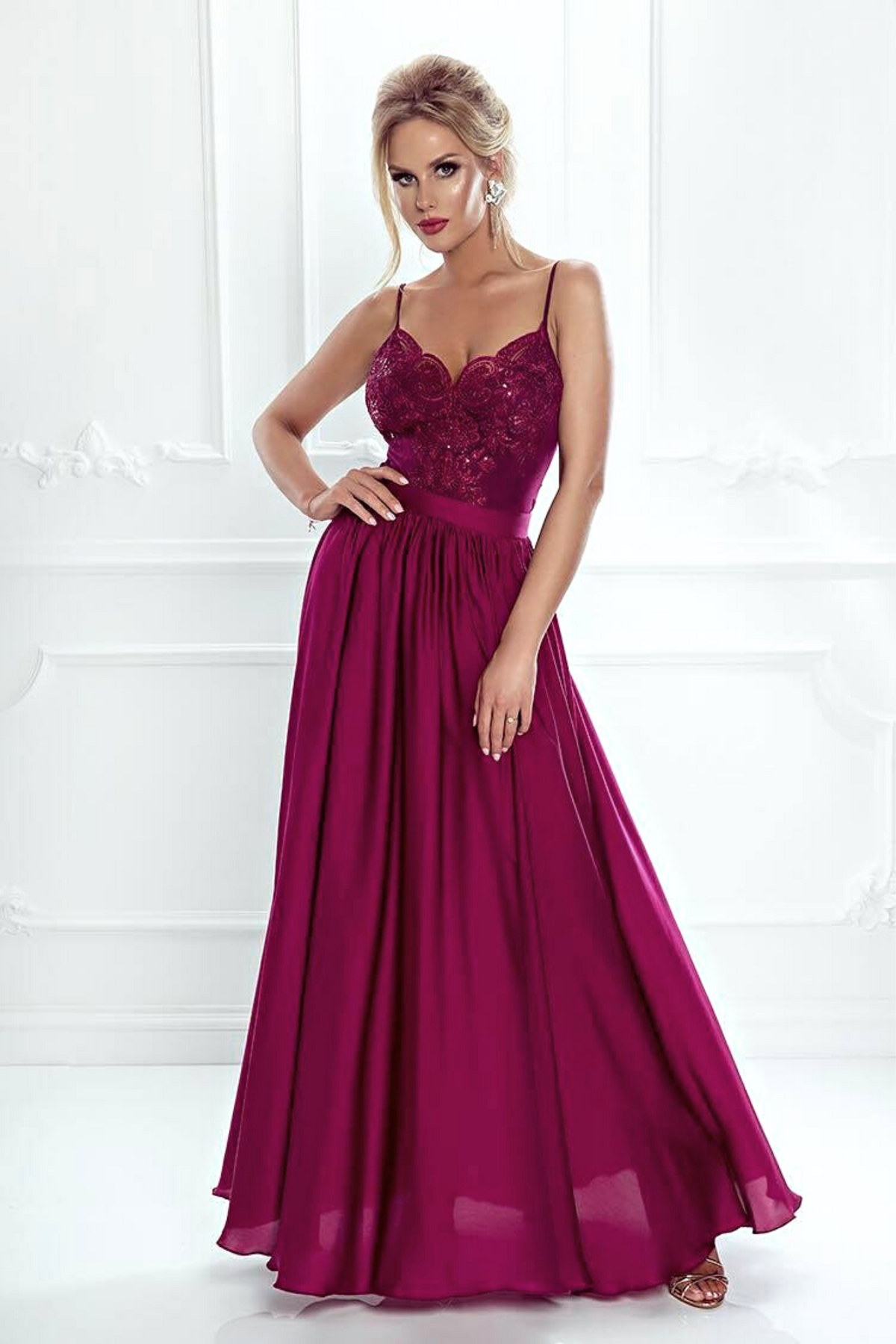 Abito lungo svasato bordeaux magenta con spacco laterale e corpetto in tulle ricamato, stile elegante Moda Mania
