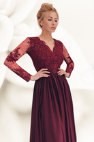 Abito lungo svasato bordeaux Moda-Mania con spacco laterale e corpetto in tulle ricamato, elegante e femminile.