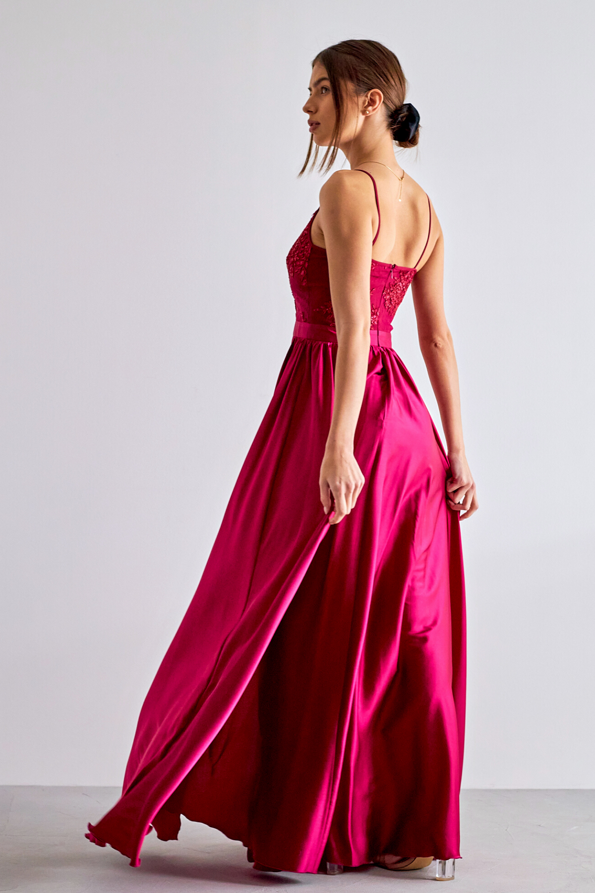 Abito lungo svasato bordeaux con spacco laterale e corpetto in tulle ricamato, moda Mania, elegante vestito da sera femminile