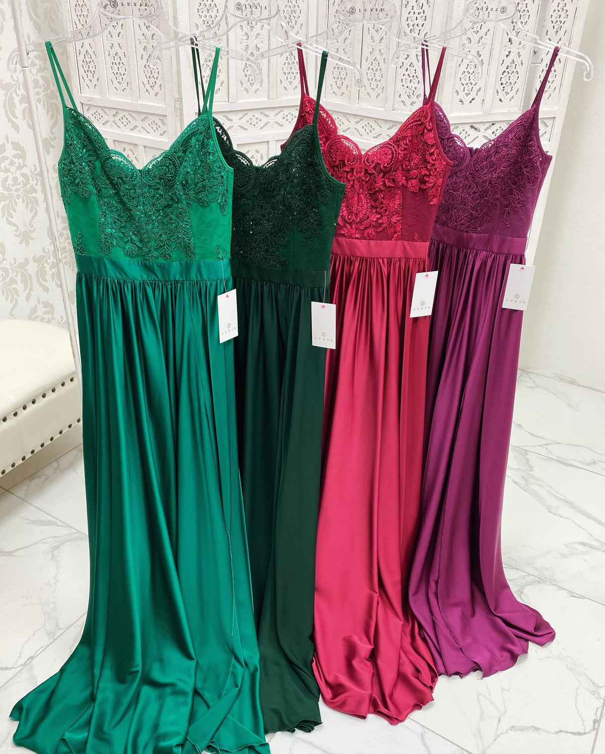 Abito lungo svasato bordeaux magenta Moda Mania con spacco laterale e corpetto in tulle ricamato, elegante e femminile.