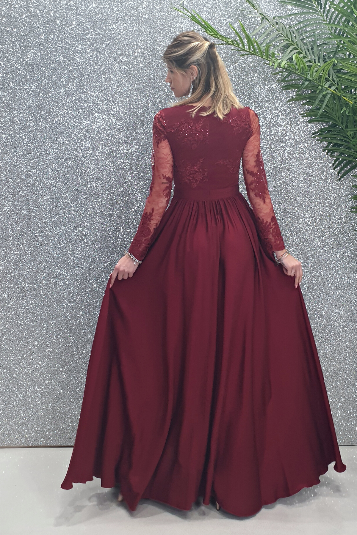 Abito lungo svasato bordeaux Moda-Mania con spacco laterale e corpetto in tulle ricamato, elegante e femminile.