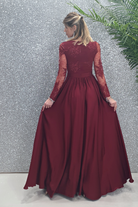 Abito lungo svasato bordeaux Moda-Mania con spacco laterale e corpetto in tulle ricamato, elegante e femminile.