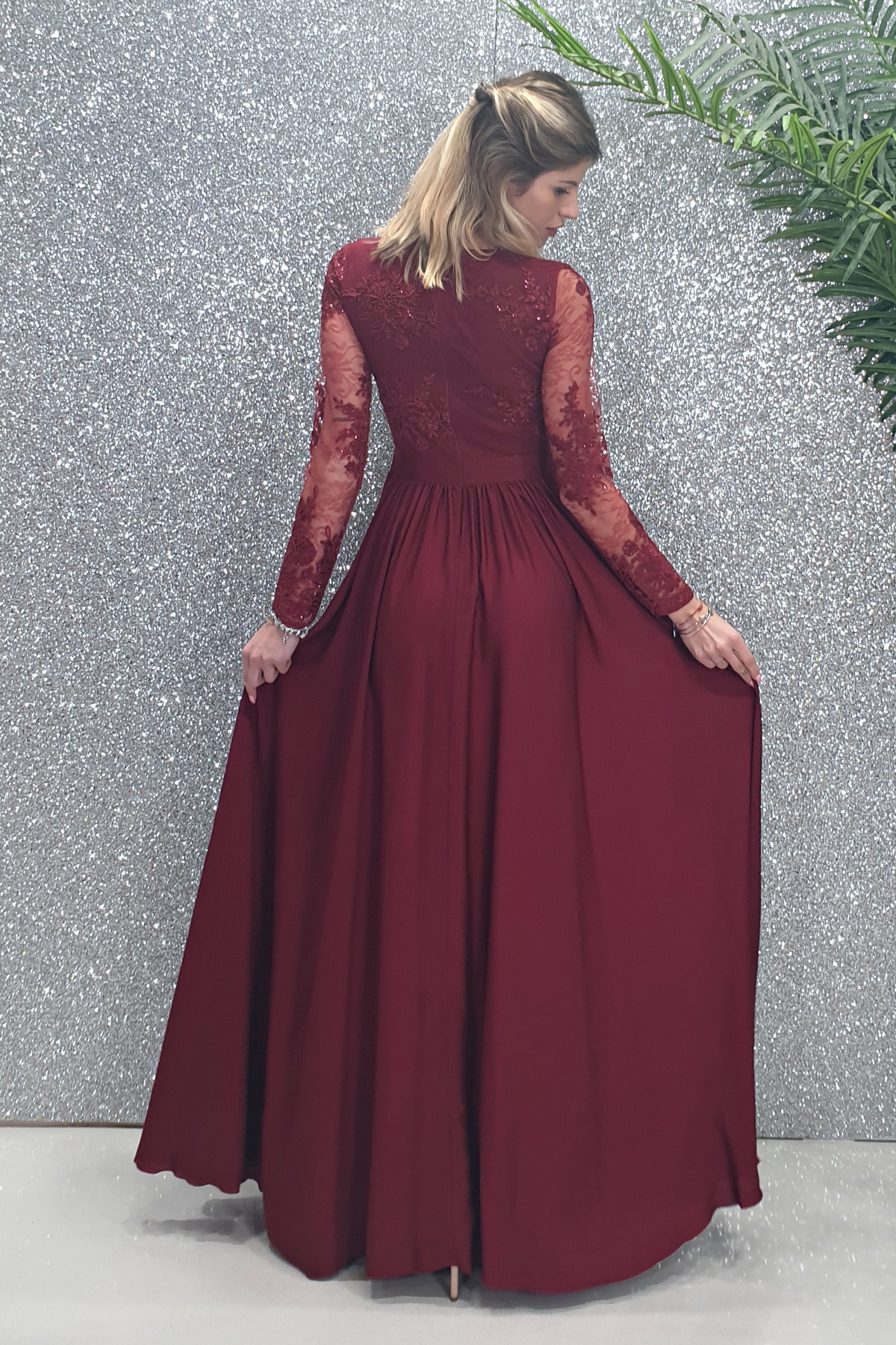 Abito lungo svasato bordeaux con spacco laterale e corpetto in tulle ricamato, Moda-Mania, elegante e femminile.