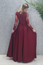 Abito lungo svasato bordeaux con spacco laterale e corpetto in tulle ricamato, Moda-Mania, elegante e femminile.