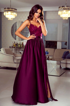 Abito lungo svasato bordeaux magenta con spacco laterale e corpetto in tulle ricamato, firmato Moda Mania.