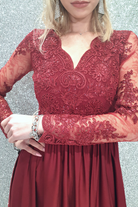 Abito lungo svasato bordeaux Moda-Mania con spacco laterale e corpetto in tulle ricamato, dettagli eleganti e raffinati.