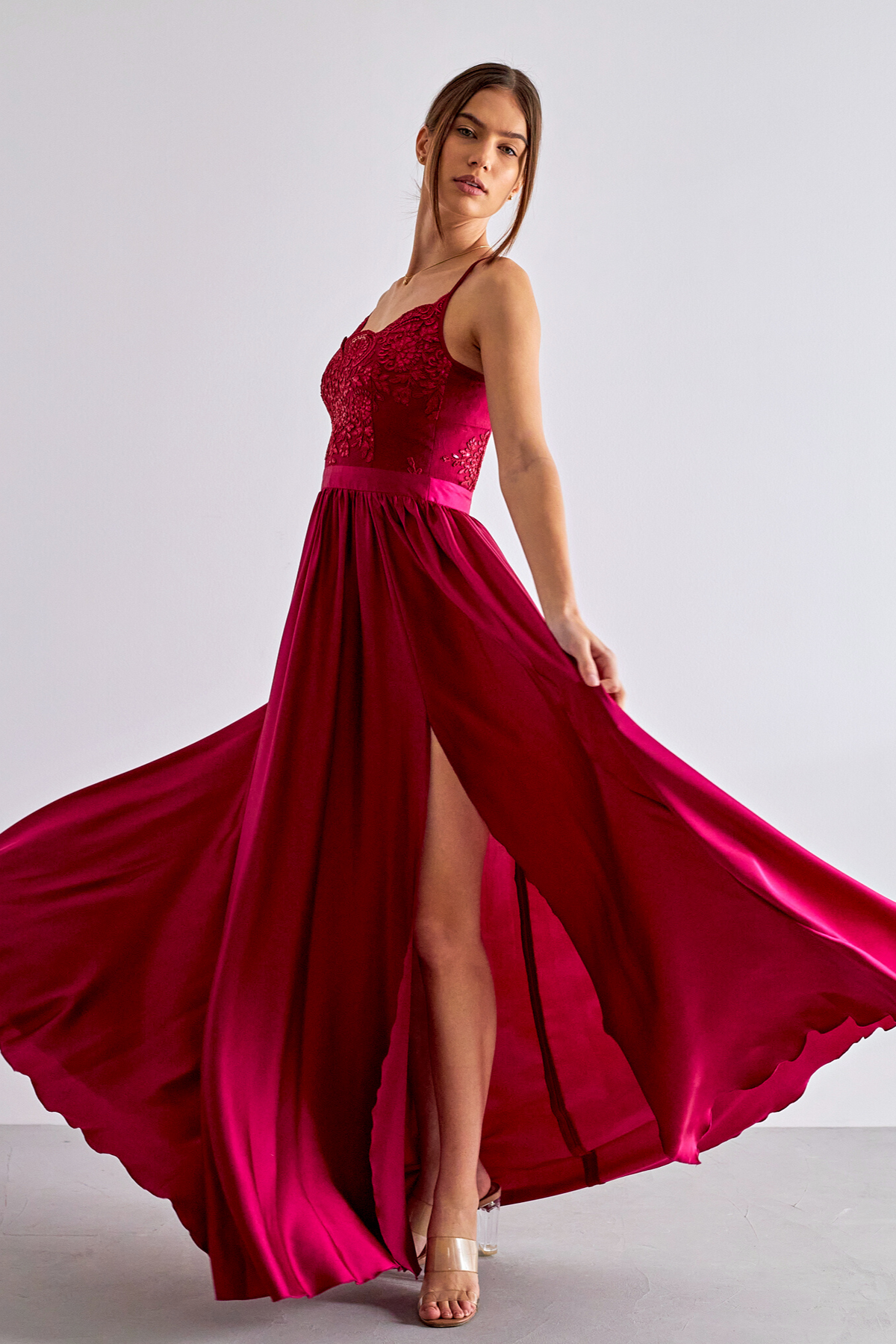Abito lungo svasato bordeaux magenta con spacco laterale e corpetto in tulle ricamato, firma Moda Mania.