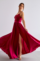 Abito lungo svasato bordeaux magenta con spacco laterale e corpetto in tulle ricamato, firma Moda Mania.