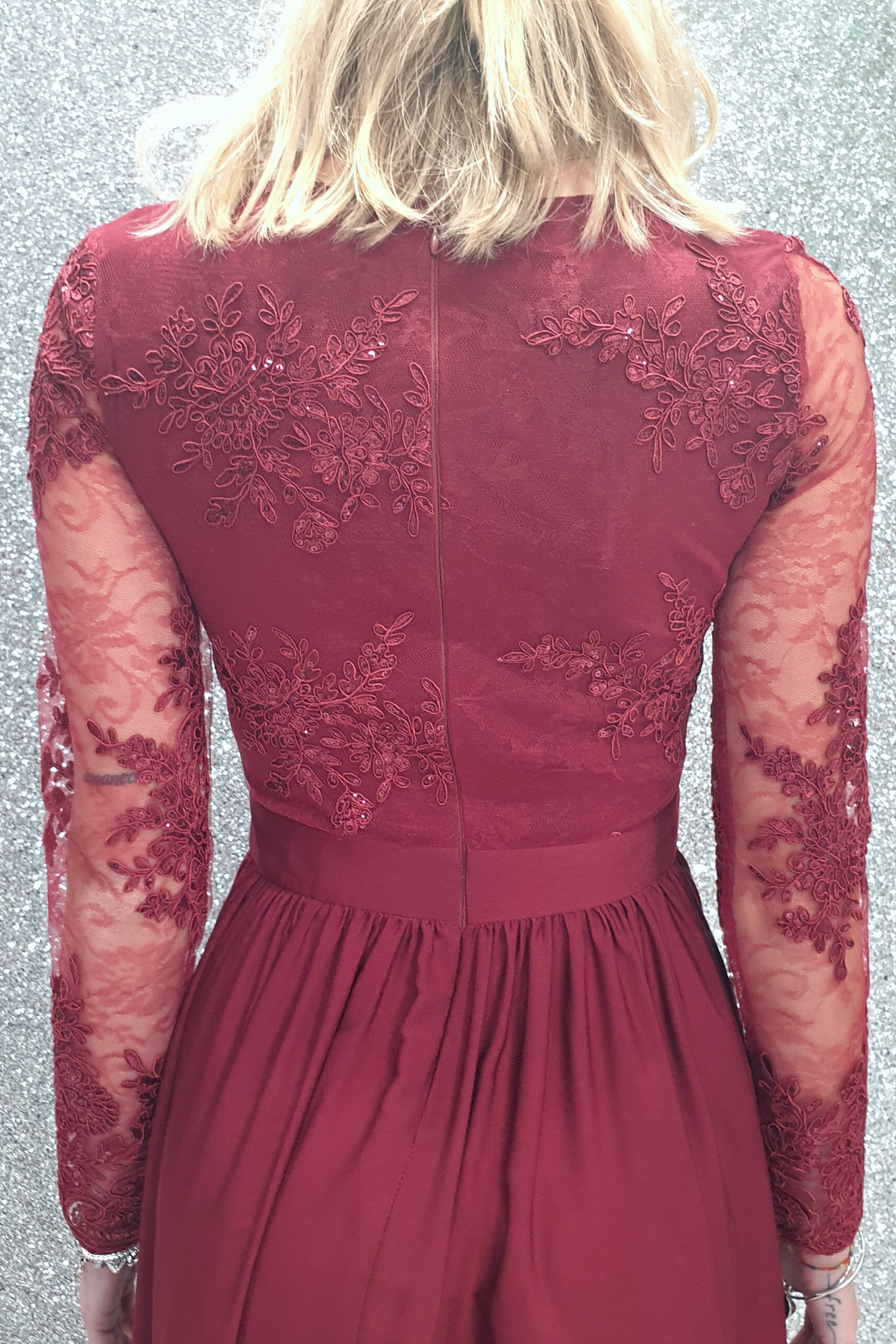 Abito lungo svasato bordeaux Moda-Mania con spacco laterale e corpetto in tulle ricamato, elegante e raffinato.