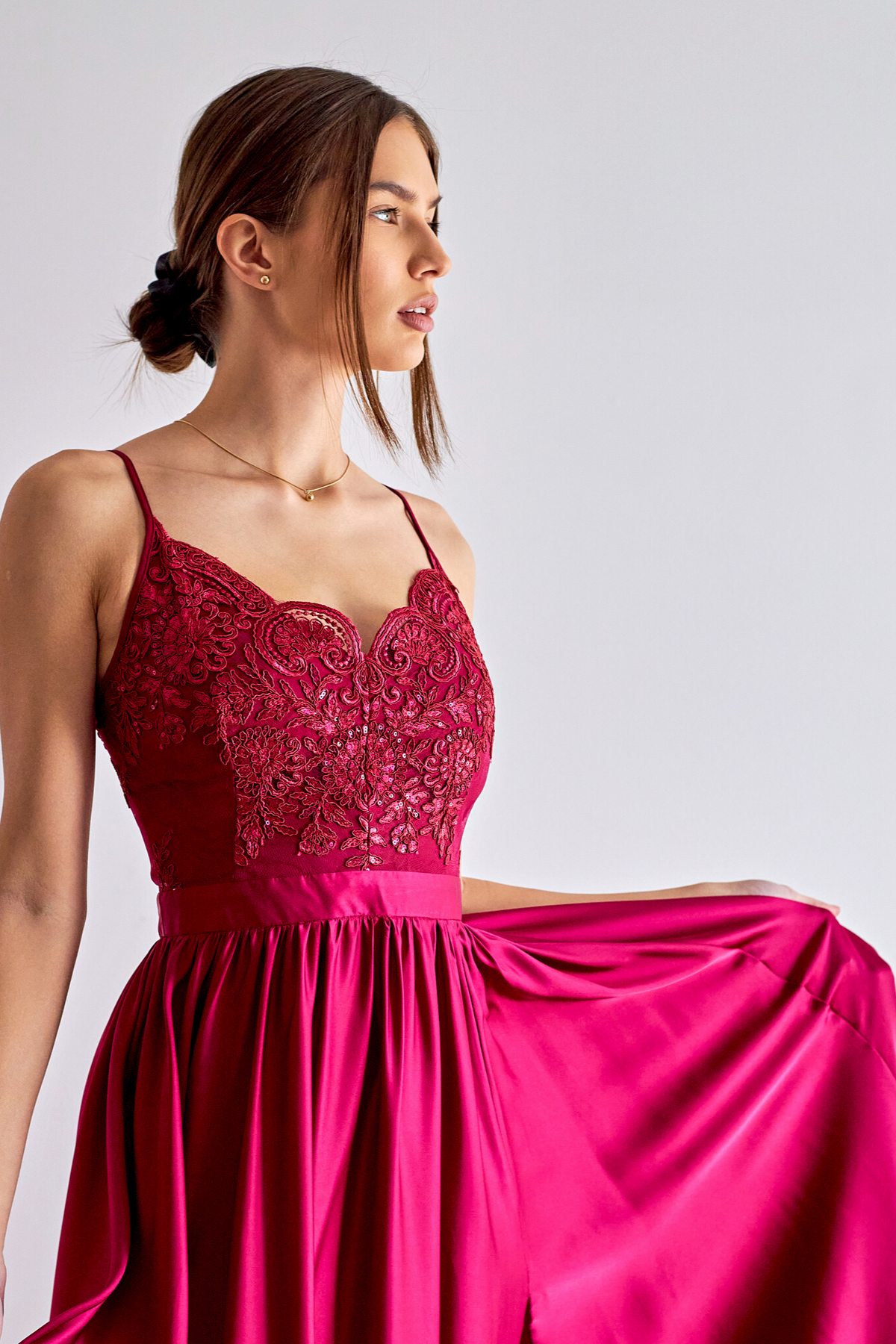Abito lungo svasato bordeaux magenta con spacco laterale e corpetto in tulle ricamato, firmato Moda Mania.