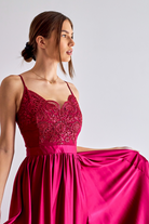 Abito lungo svasato bordeaux magenta con spacco laterale e corpetto in tulle ricamato, firmato Moda Mania.