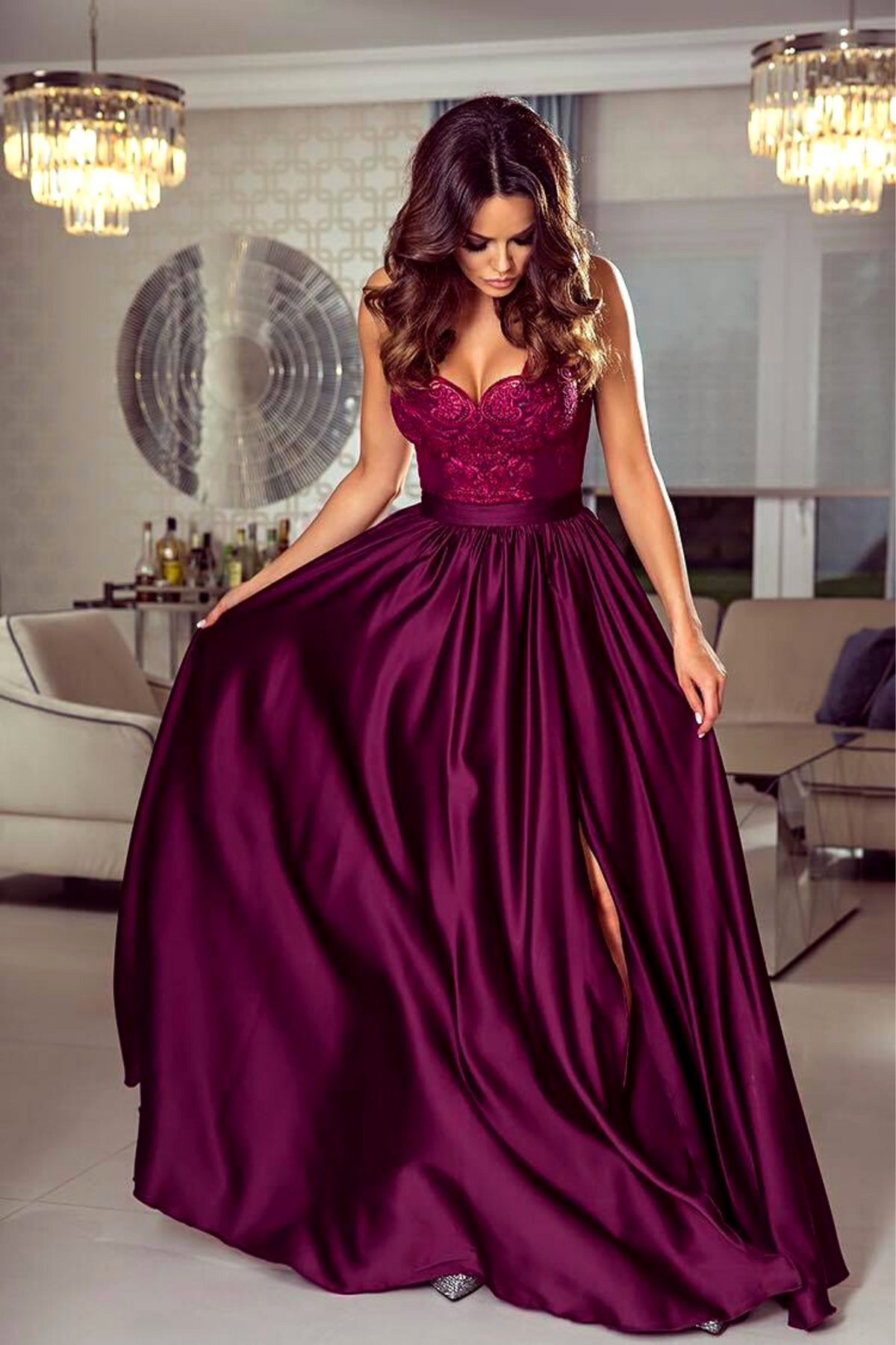 Abito lungo svasato bordeaux magenta con spacco laterale e corpetto in tulle ricamato, moda elegante Moda Mania.