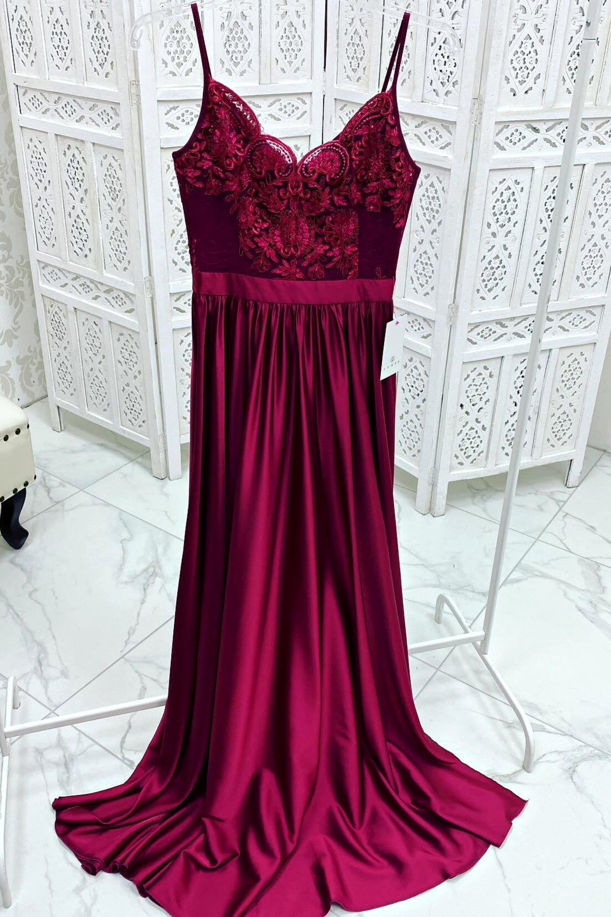 Abito lungo svasato bordeaux magenta con spacco laterale e corpetto in tulle ricamato, moda Mania, elegante e femminile.