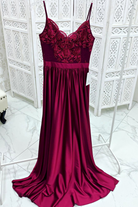 Abito lungo svasato bordeaux magenta con spacco laterale e corpetto in tulle ricamato, moda Mania, elegante e femminile.