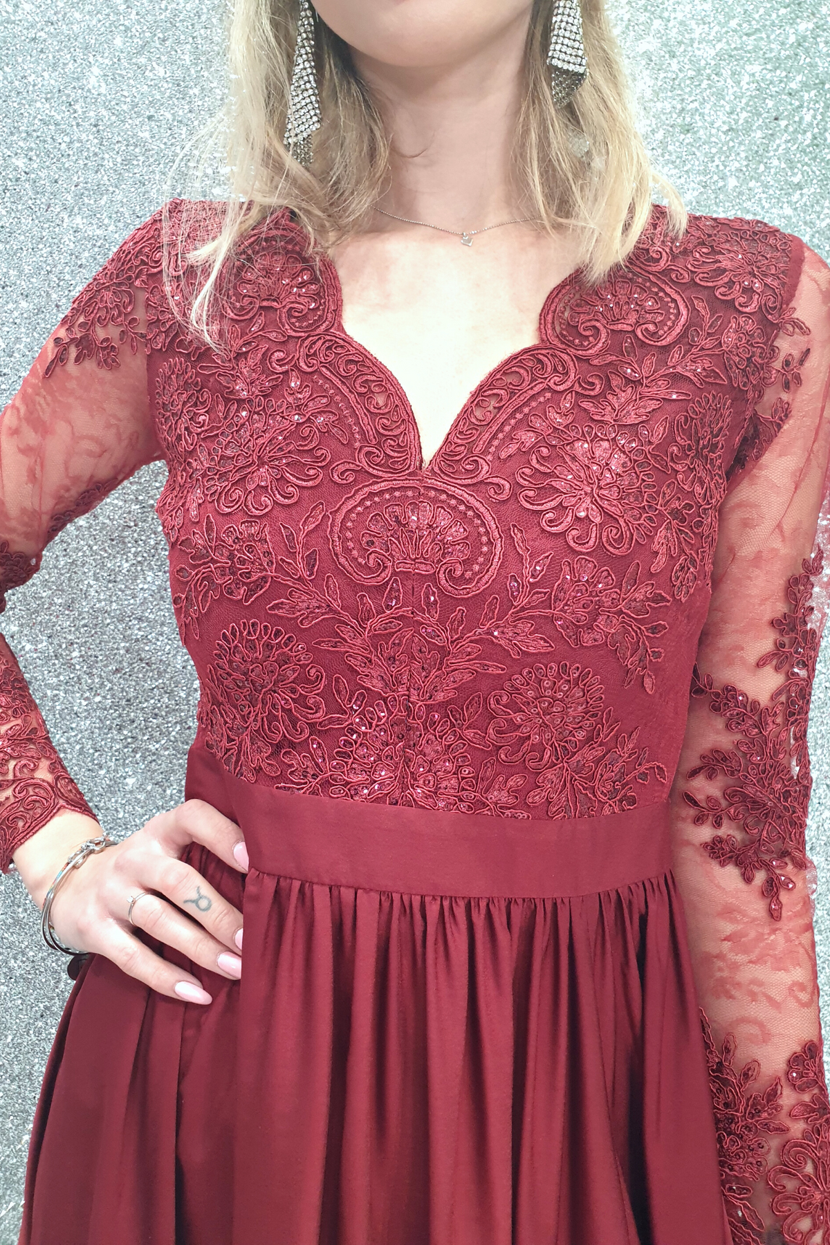 Abito lungo svasato bordeaux Moda-Mania con spacco laterale e corpetto in tulle ricamato, elegante e femminile.