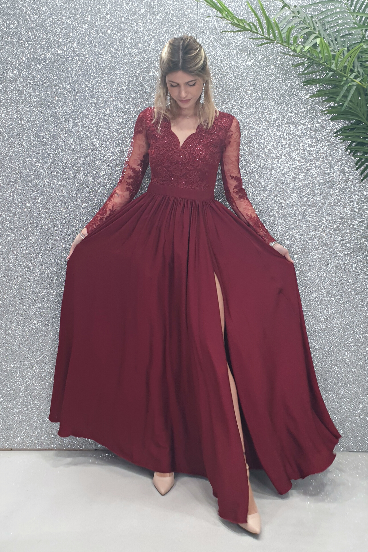 Abito lungo svasato bordeaux Moda-Mania con spacco laterale e corpetto in tulle ricamato, elegante e femminile.