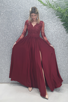 Abito lungo svasato bordeaux Moda-Mania con spacco laterale e corpetto in tulle ricamato, elegante e femminile.
