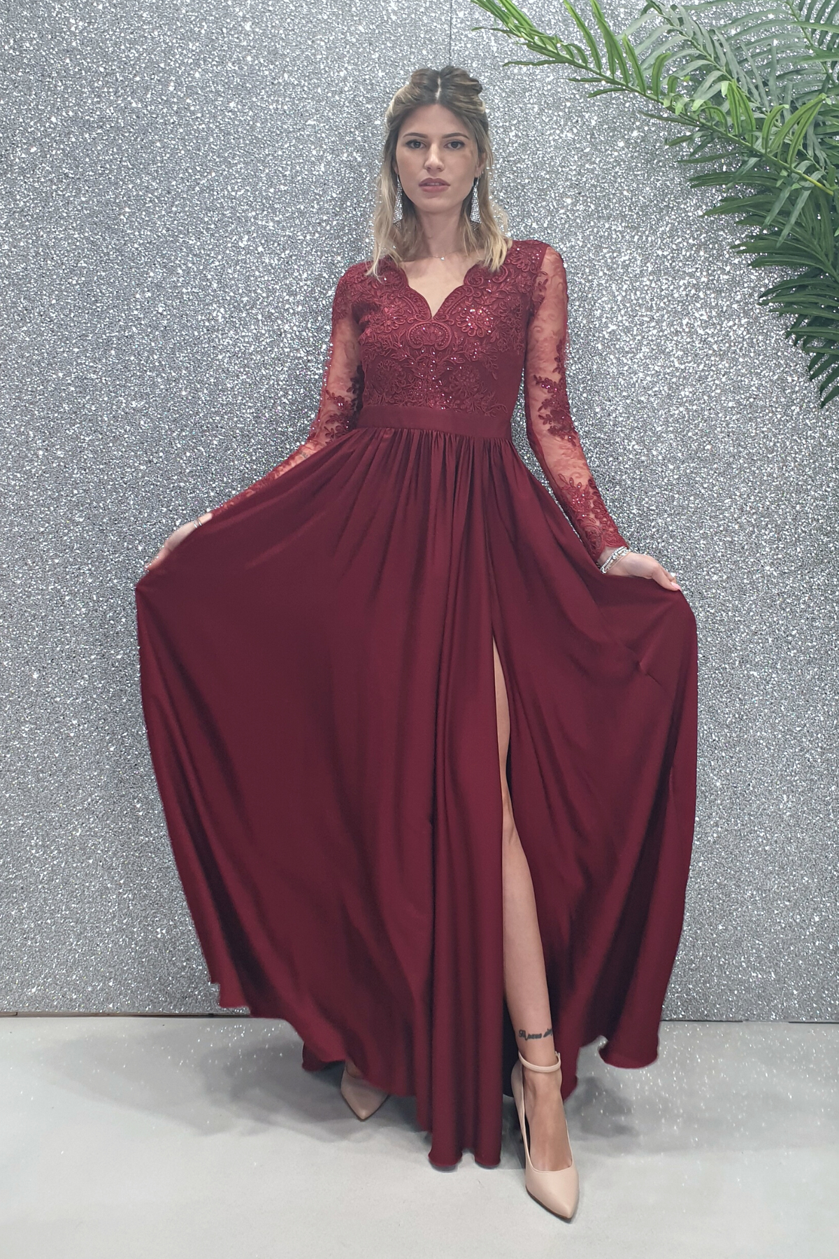 Abito lungo svasato bordeaux con spacco laterale e corpetto in tulle ricamato, firmato Moda-Mania, visibile in dettaglio.