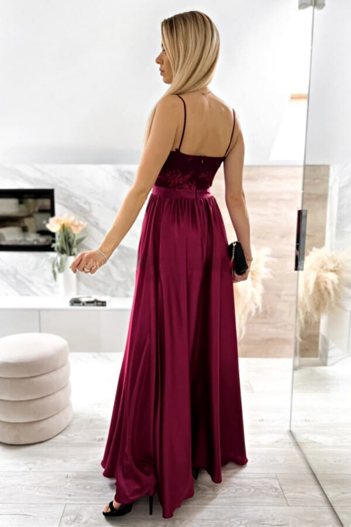 Abito lungo svasato bordeaux con spacco laterale e corpetto in tulle ricamato, marca Moda Mania, elegante e femminile.