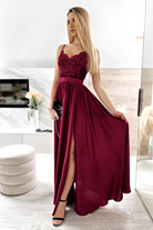 Abito lungo svasato bordeaux con spacco laterale e corpetto in tulle ricamato, firmato Moda Mania.