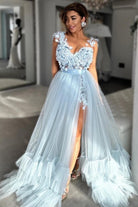 Abito lungo svasato celeste Moda-Mania con gonna in tulle e corpetto a fiori 3D, perfetto per occasioni eleganti.