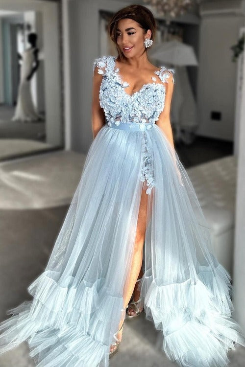 Abito lungo svasato celeste Moda-Mania con gonna in tulle e corpetto a fiori 3D, perfetto per occasioni eleganti.