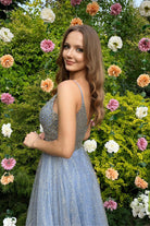 Abito lungo svasato celeste e oro di Moda-Mania, con corpetto in tulle a rette e gonna glitterata dorata.