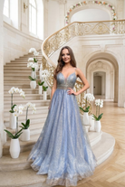 Abito lungo svasato celeste e oro di Moda-Mania con corpetto in tulle a rette e gonna in tulle glitterato dorato.