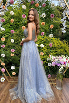 Abito lungo svasato Moda-Mania, celeste e oro, con corpetto in tulle a rette e gonna glitterata dorata.