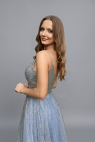 Abito lungo svasato celeste e oro di Moda-Mania con corpetto in tulle a rette e gonna in tulle glitterato dorato.